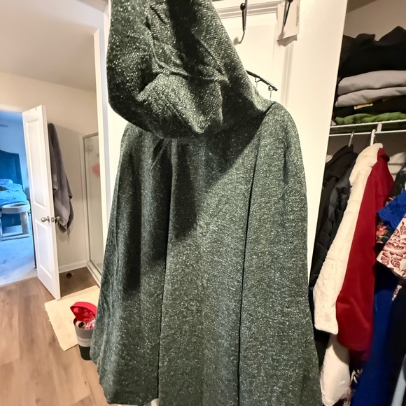 Outlander Torrid Dark Green Hooded Cape with Toggle Closures - Picture 4 of 4